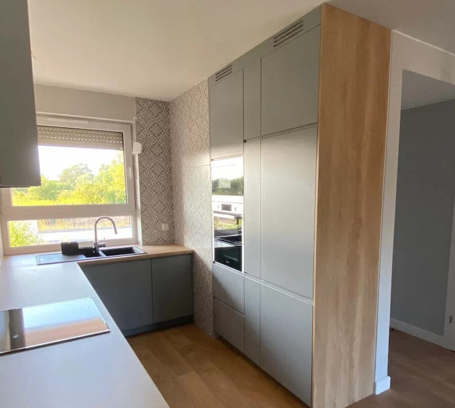 Jasnoszara zabudowa z elementami drewna